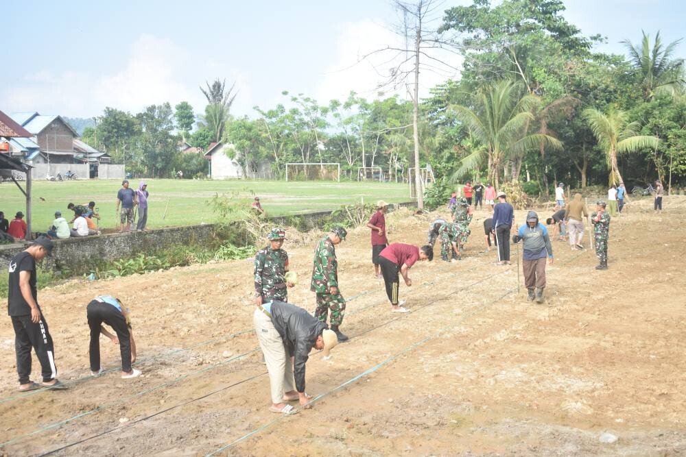 TNI dan LDII Lamasi Gotong Royong Bersihkan Lapangan dan Siapkan Lahan Pertanian