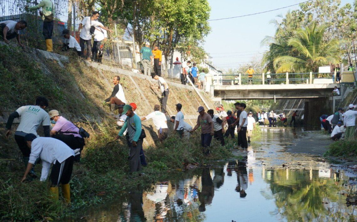 LDII Gunungkidul Bersihkan Sungai Wonosari, DLH Beri Apresiasi