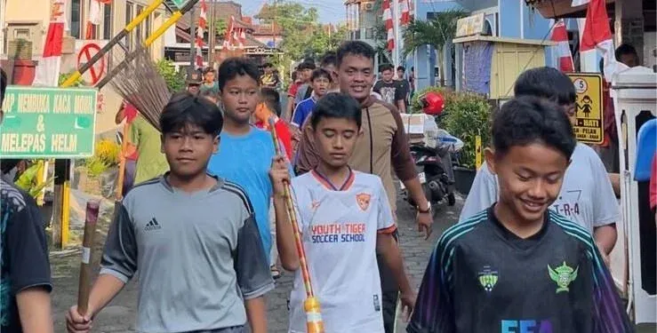 Warga Tanah Sareal Bogor Bersama Santri LDII Rayakan Kemerdekaan dengan Kerja Bakti