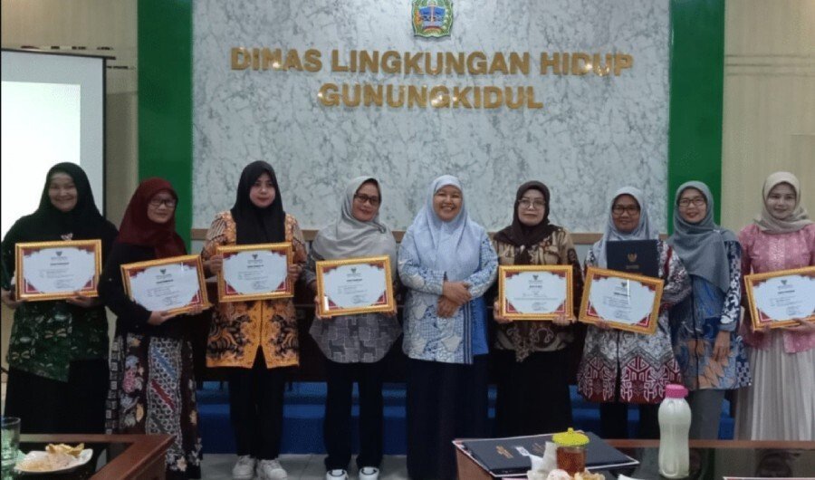 Bupati Gunung Kidul Anugerahkan Penghargaan Lingkungan Bagi Warga