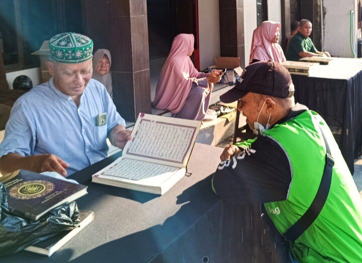 LDII Kaliwates dan Takmir Masjid Ar-Royan Membagikan Gratis Al Quran