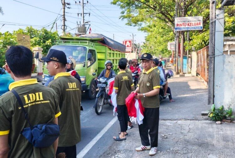 LDII Semarang Rayakan HUT RI dengan Gelar Kerja Bakti dan Bagikan Bendera