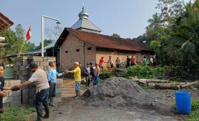 Warga LDII Turi Gotong Royong Renovasi Masjid Al-Falah