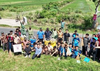 Gema Santri Jadi Ajang Kolaborasi Ponpes Gadingmangu dan Kecamatan Perak Jaga Kebersihan