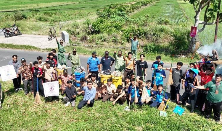 Gema Santri Jadi Ajang Kolaborasi Ponpes Gadingmangu dan Kecamatan Perak Jaga Kebersihan