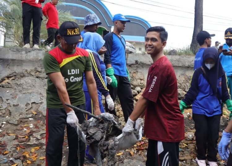 Dukung World Clean Up Day 2025, Pemuda LDII Partisipasi Bersihkan Pantai Tlanakan