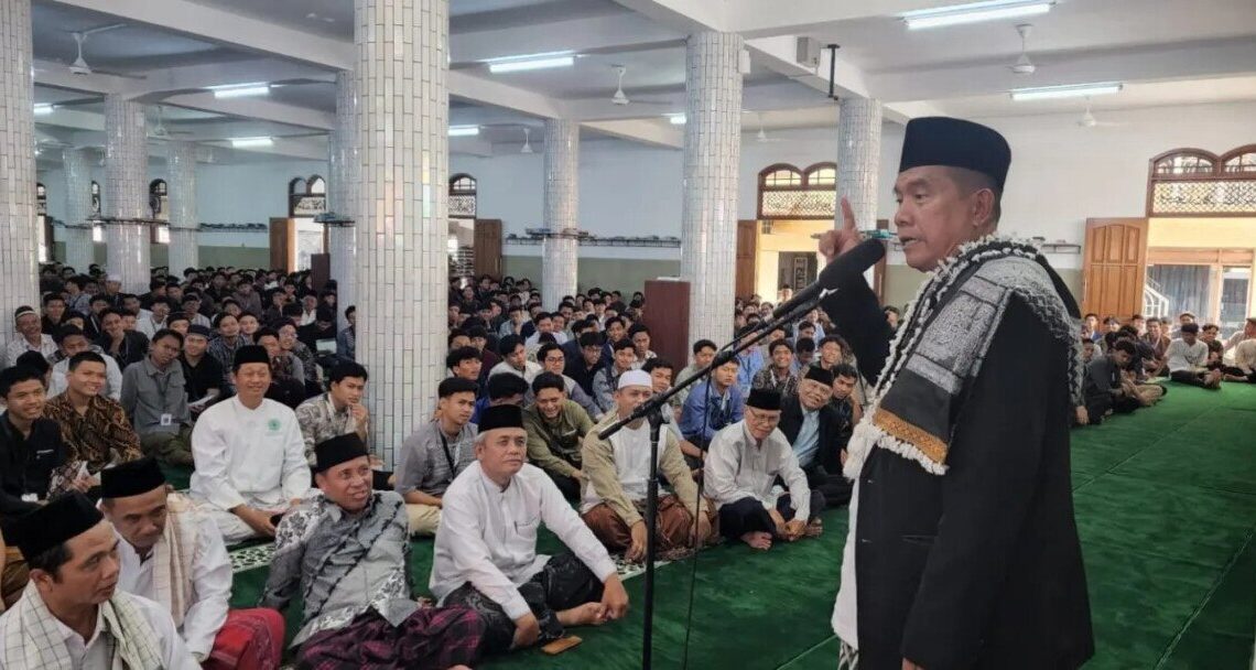 Ketua MUI Senen Berikan Tausiyah pada Santri Ponpes Wali Barokah Kediri, Ingatkan Pentingnya Ilmu Agama dan Dunia