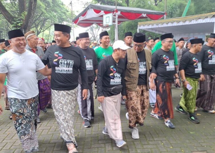 Wawali Kediri Ajak Wujudkan Kota MAPAN Saat Hadiri Jalan Sehat Sarungan