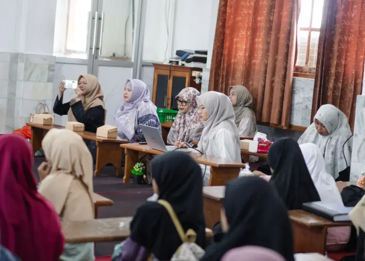 Ajak Remaja Putri Kenali Kesehatan Reproduksi, LDII Bali Datangkan Pakar Kesehatan dr. Retno