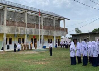 SMP Generasi Unggul Helat Upacara Peringatan Hari Pahlawan