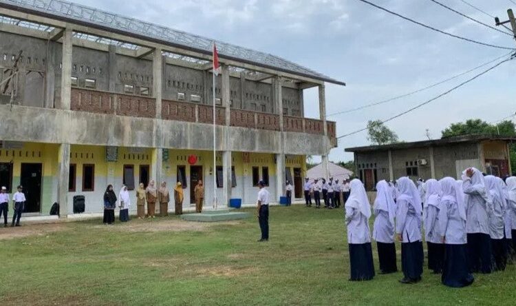 SMP Generasi Unggul Helat Upacara Peringatan Hari Pahlawan