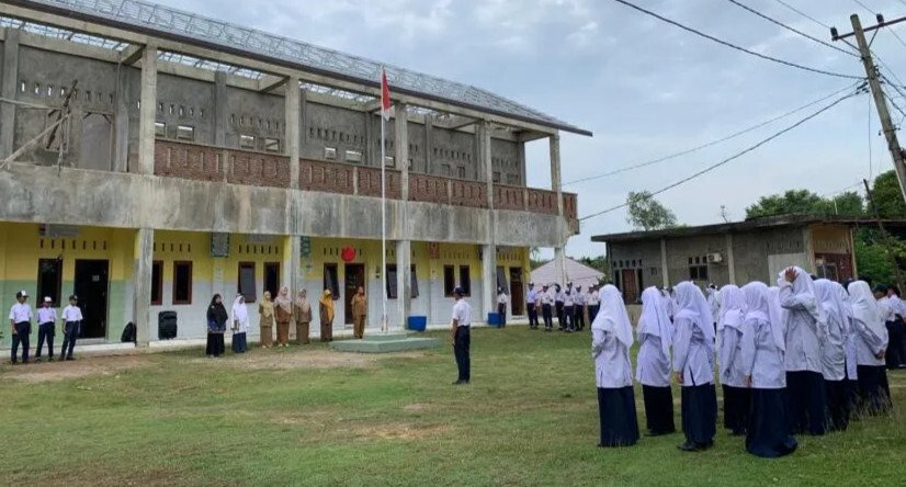 SMP Generasi Unggul Helat Upacara Peringatan Hari Pahlawan