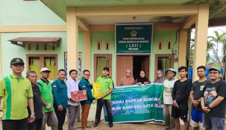 LDII Sumbar dan Dharmasraya Gotong Royong Bersihkan Sisa Banjir dan Salurkan Bantuan Sembako