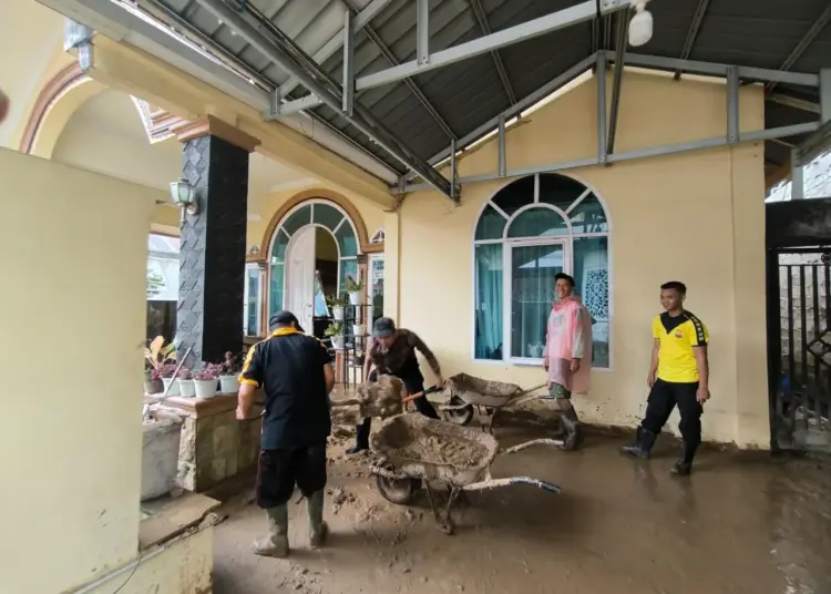 LDII Dharmasraya Gotong-Royong Bantu Pemulihan Kota Solok Pascabanjir