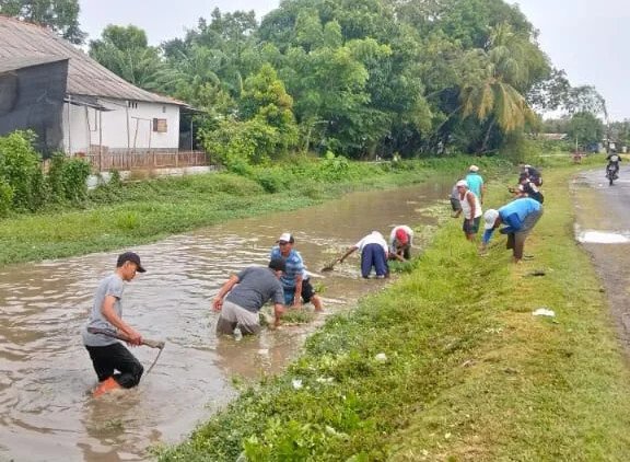 LDII Pegundan dan Pemdes Bersihkan Bantaran Sungai, Antisipasi Dampak Hujan Tinggi