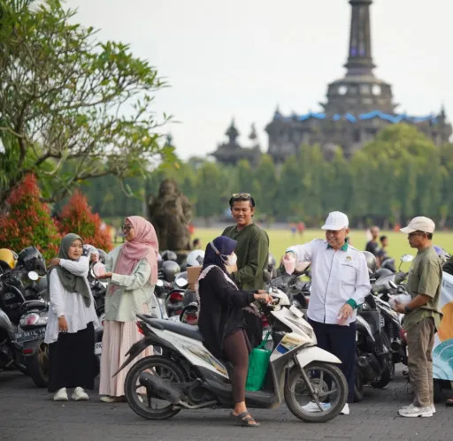 Meriahkan Ramadan, Pemuda LDII Bali Bagi Takjil untuk Perkuat Toleransi Beragama
