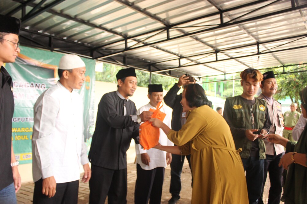 PAC LDII Gunung Putri Bagikan 2.000 Bingkisan kepada Masyarakat Menjelang Idul Fitri