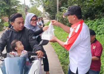 Tingkatkan Ukhuwah, LDII Cileungsi Gandeng MUI Bagikan Takjil kepada Warga