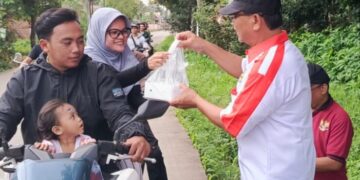 Tingkatkan Ukhuwah, LDII Cileungsi Gandeng MUI Bagikan Takjil kepada Warga