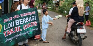 LDII Tajurhalang Bagikan Takjil Gratis kepada Pengguna Jalan
