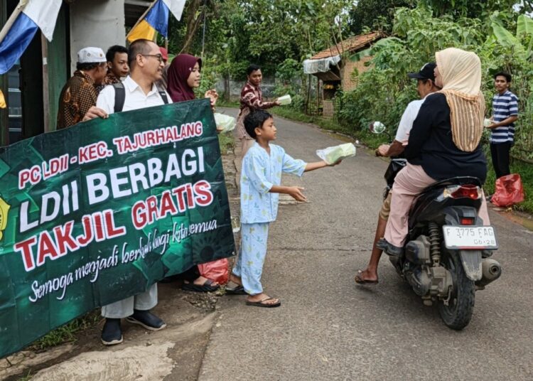 LDII Tajurhalang Bagikan Takjil Gratis kepada Pengguna Jalan