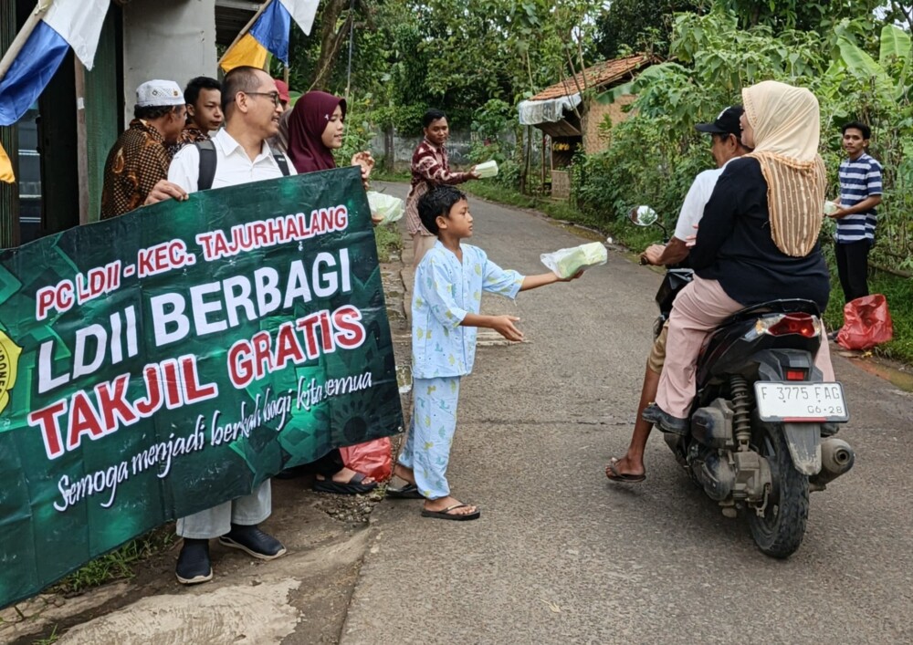 LDII Tajurhalang Bagikan Takjil Gratis kepada Pengguna Jalan