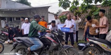 PAC LDII Pusakanagara Subang Bagikan 250 Paket Takjil di Kalentambo