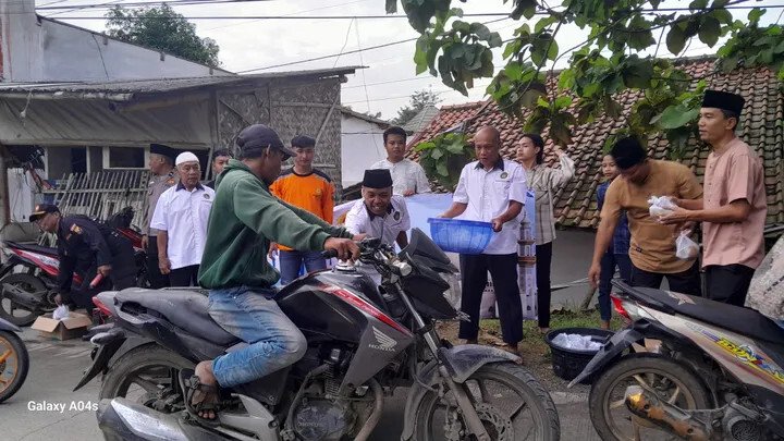 PAC LDII Pusakanagara Subang Bagikan 250 Paket Takjil di Kalentambo