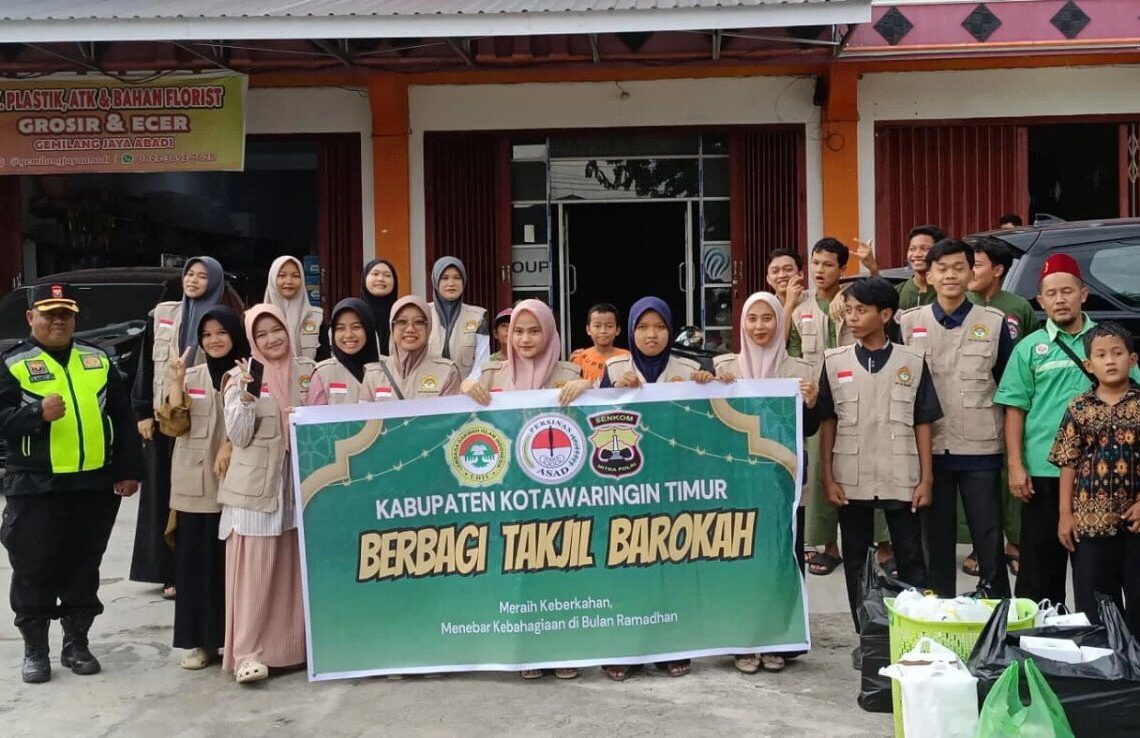 Kolaborasi LDII Kotim, Persinas ASAD, dan SENKOM Bagi Takjil Ramadan di Sampit