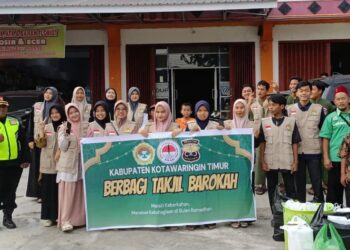 Kolaborasi LDII Kotim, Persinas ASAD, dan SENKOM Bagi Takjil Ramadan di Sampit