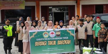 Kolaborasi LDII Kotim, Persinas ASAD, dan SENKOM Bagi Takjil Ramadan di Sampit