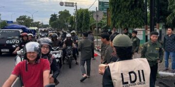 Pemuda LDII Gresik Bagikan Takjil untuk Bantu Pengguna Jalan