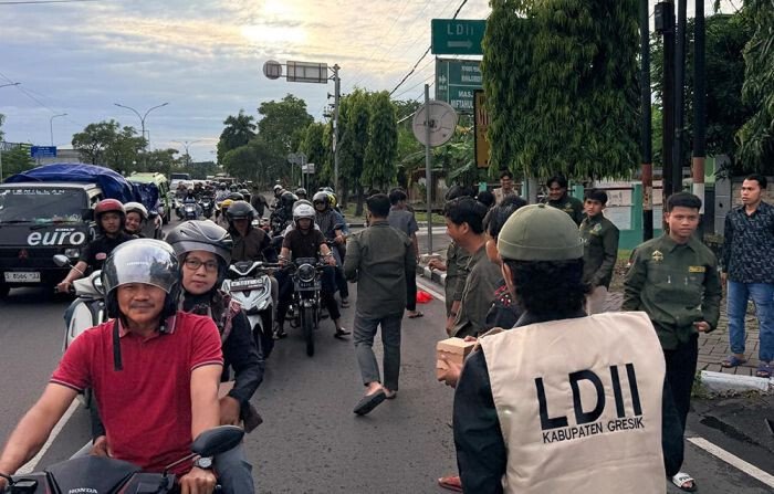 Pemuda LDII Gresik Bagikan Takjil untuk Bantu Pengguna Jalan