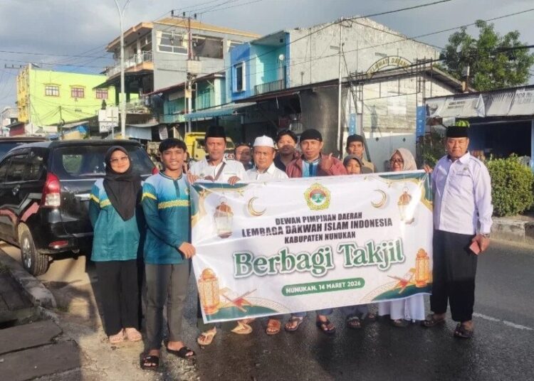 LDII Nunukan Bagi Takjil Gratis untuk Bantu Para Pelintas