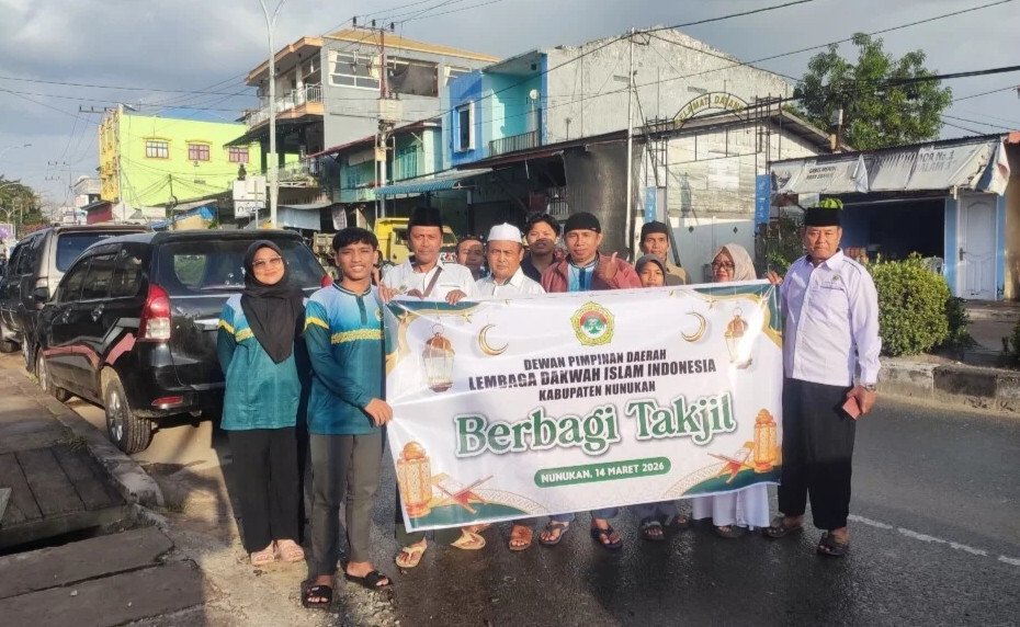 LDII Nunukan Bagi Takjil Gratis untuk Bantu Para Pelintas