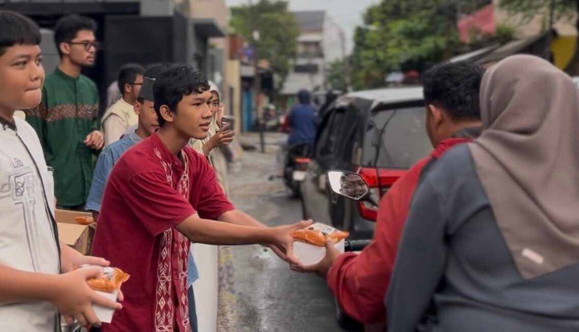 LDII Batu Ampar Libatkan Generasi Muda Bagikan Takjil Meriahkan Bulan Ramadan