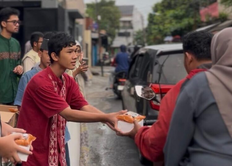 LDII Batu Ampar Libatkan Generasi Muda Bagikan Takjil Meriahkan Bulan Ramadan