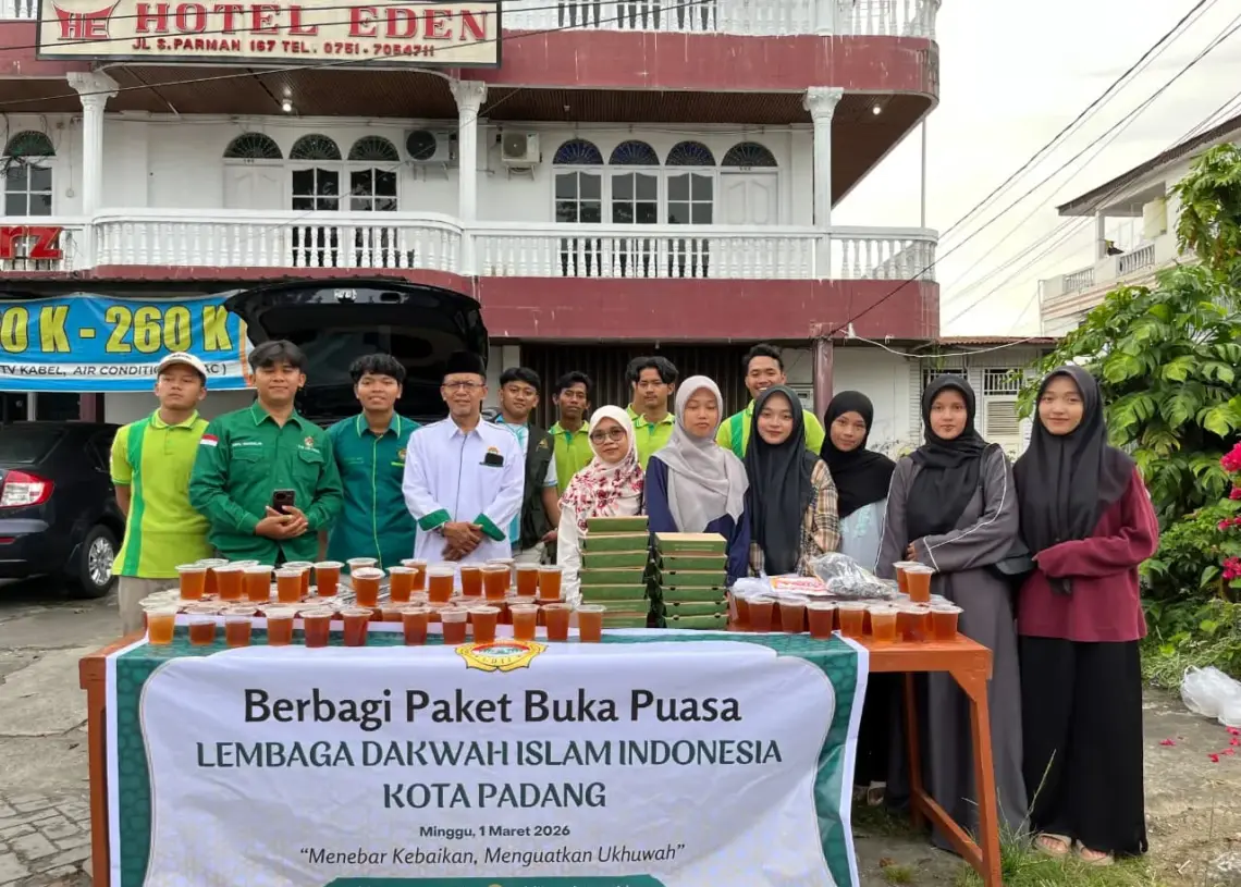 LDII Padang Bagikan Ratusan Paket Berbuka Puasa kepada Pengguna Jalan