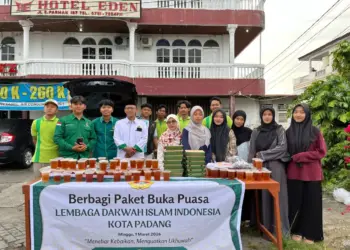 LDII Padang Bagikan Ratusan Paket Berbuka Puasa kepada Pengguna Jalan