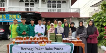 LDII Padang Bagikan Ratusan Paket Berbuka Puasa kepada Pengguna Jalan