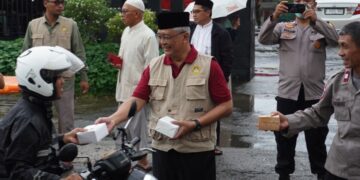 LDII Kota Bekasi Bagikan Ratusan Takjil untuk Pengendara