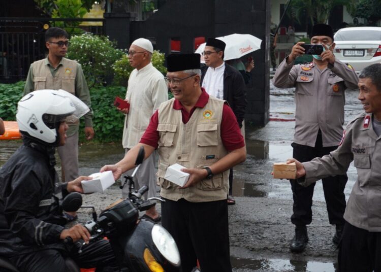 LDII Kota Bekasi Bagikan Ratusan Takjil untuk Pengendara