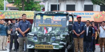 Mobil Listrik Tenaga Surya Karya Siswa SMK Budi Utomo Gadingmangu Dipamerkan di Peringatan Hardiknas Jawa Timur