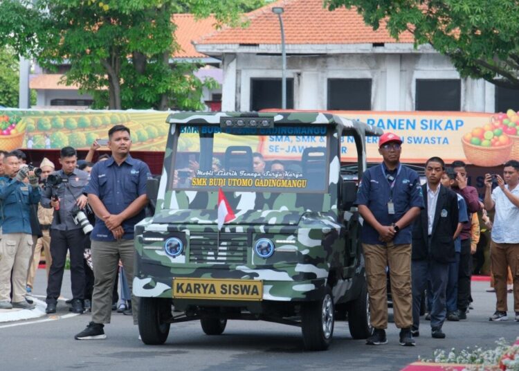 Mobil Listrik Tenaga Surya Karya Siswa SMK Budi Utomo Gadingmangu Dipamerkan di Peringatan Hardiknas Jawa Timur