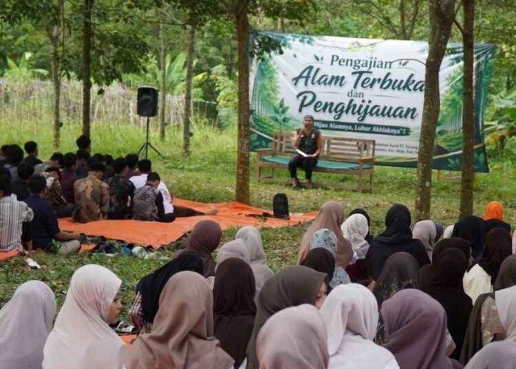 Ratusan Pemuda LDII Kediri Padukan Pengajian dan Penghijauan di Alam Terbuka
