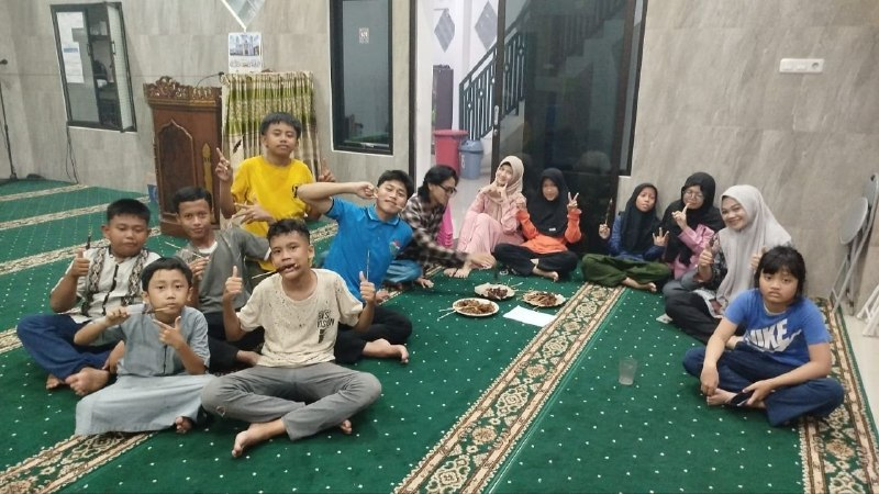 Remaja Masjid Al Mukmin LDII Tambaksari Gelar Bakar Sate Bersama