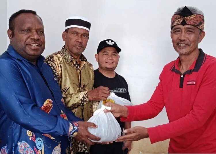 Wujud Toleransi dan Kebersamaan, LDII Jayawijaya Bagikan Daging Kurban pada Warga