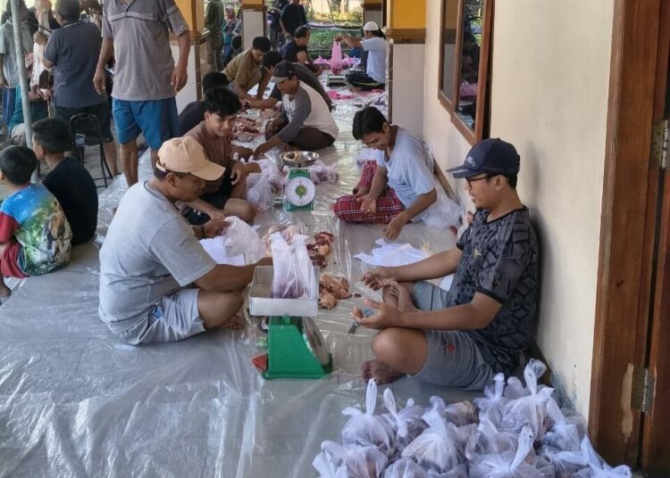 Ikhlas Berkurban Ikhlas Berbagi, LDII Kragilan Distribusikan Daging Kurban di Lingkungan Sekitar