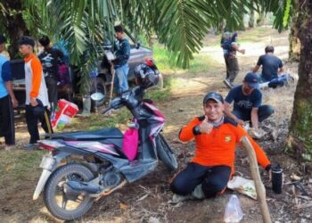 Warga LDII Pasir Putih Gotong Royong Garap Lahan Kebun Sawit