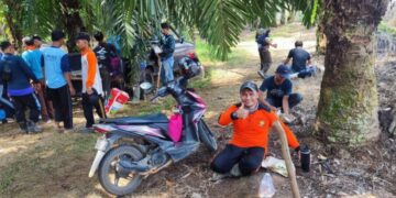 Warga LDII Pasir Putih Gotong Royong Garap Lahan Kebun Sawit